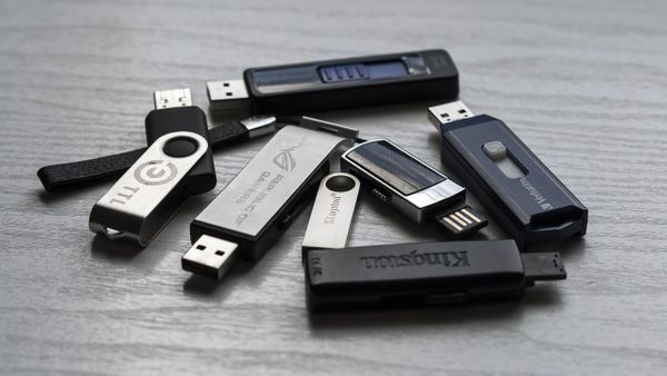 Running Restaurant Displays with USB Flash drives ? Time to say Goodbye pen drives!